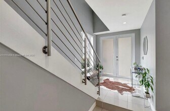 6438 NW 104th Ct in Doral, FL - Foto de edificio - Building Photo