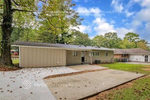 2262 Dodson Dr in East Point, GA - Building Photo