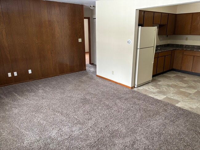 610 Hawthorne Dr, Unit 1 in Omro, WI - Building Photo - Building Photo