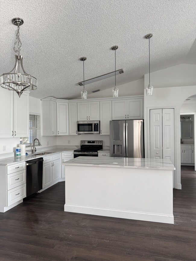 611 Seaport Ter SE in Palm Bay, FL - Foto de edificio - Building Photo