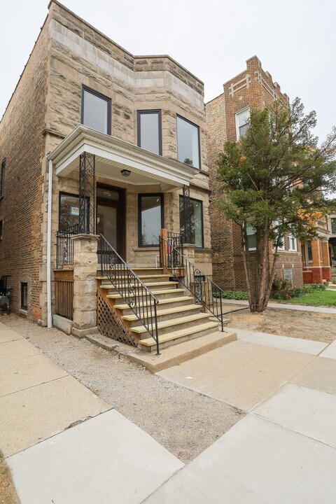 2230 W Wilson Ave in Chicago, IL - Building Photo