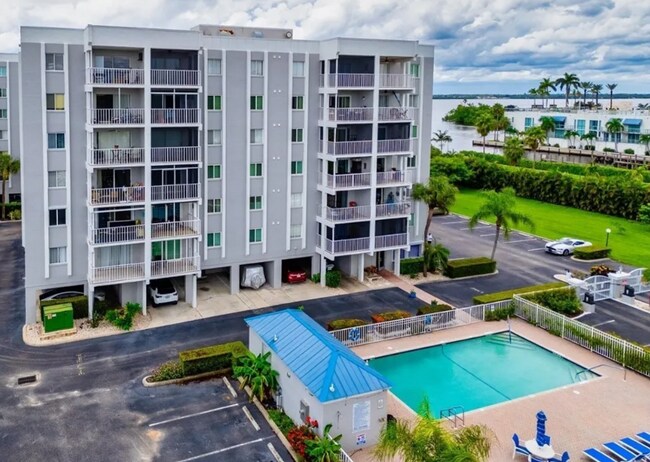 2885 Palm Beach Blvd, Unit 305 in Ft. Myers, FL - Foto de edificio - Building Photo