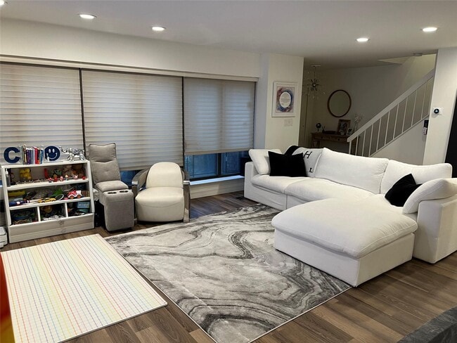 14 Squirrel Hill in Roslyn, NY - Building Photo - Building Photo