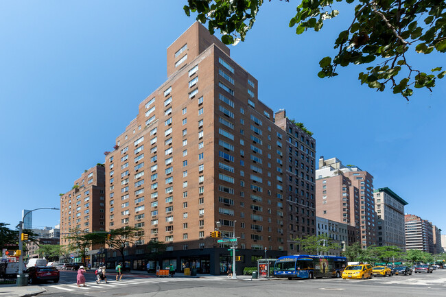976-996 Lexington Ave in New York, NY - Foto de edificio - Building Photo