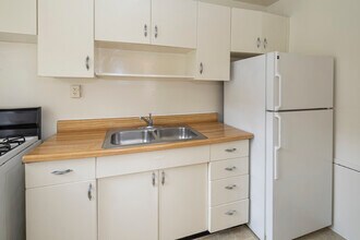 Hillwood Manor Apartments in Falls Church, VA - Foto de edificio - Building Photo