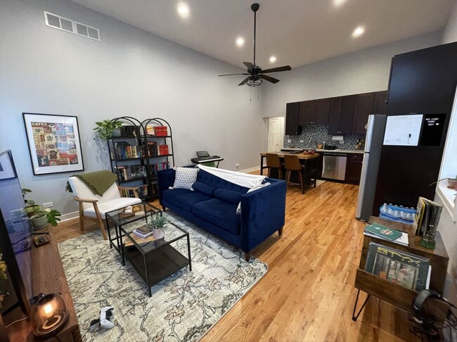 1929 W Montrose Ave, Unit 1S in Chicago, IL - Building Photo - Building Photo