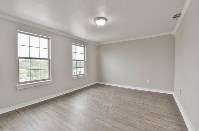 329 E Washington Ave in Navasota, TX - Building Photo - Building Photo