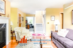 11 Lake Forest Dr in Burlington, VT - Building Photo