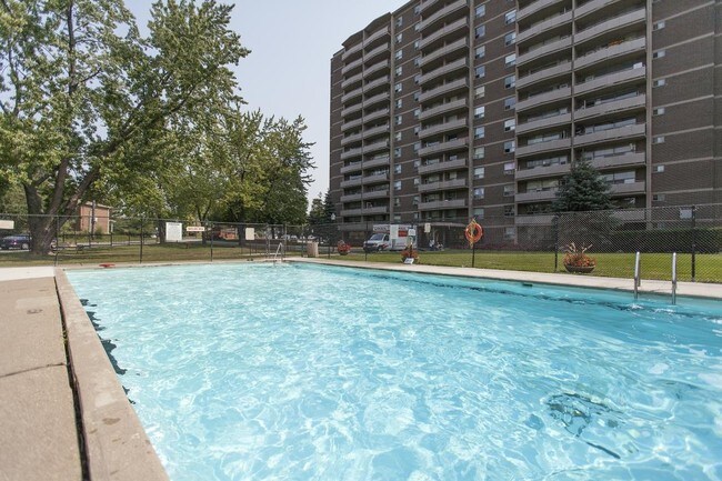 Royale Towers in Toronto, ON - Building Photo - Building Photo