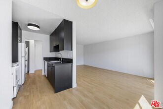 1352 S Carmelina Ave in Los Angeles, CA - Foto de edificio - Building Photo