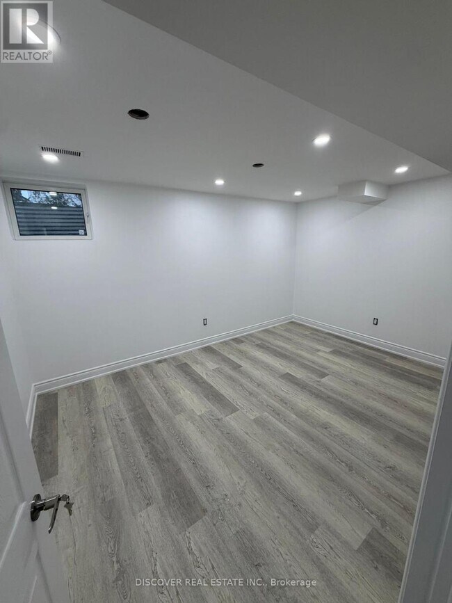 1569 Pennel Dr in Oshawa, ON - Building Photo - Building Photo