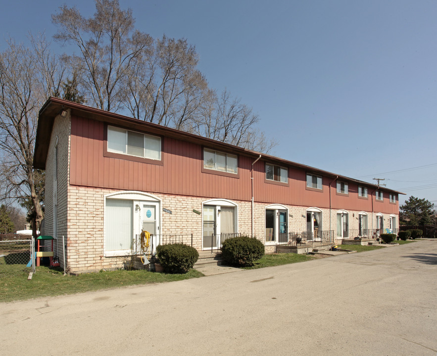 Meadowdale in Clinton Township, MI - Foto de edificio