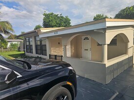620 NW 199th St in Miami, FL - Building Photo