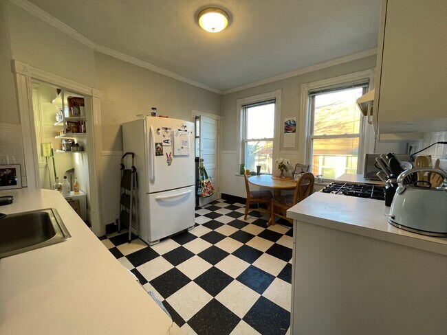15 Farragut Ave, Unit 3 in Somerville, MA - Building Photo - Building Photo