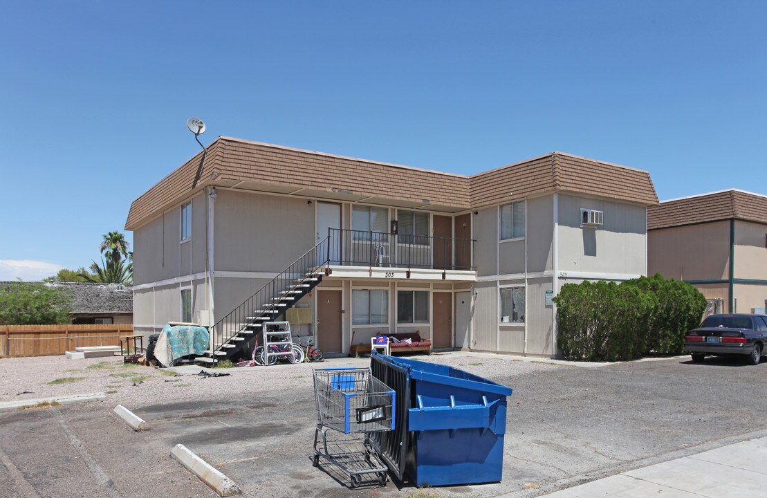 303 Eastminister in Henderson, NV - Building Photo