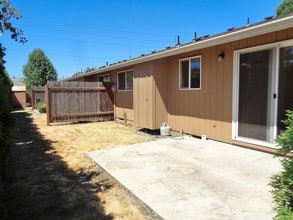 9840 SE Amherst St in Clackamas, OR - Foto de edificio - Building Photo