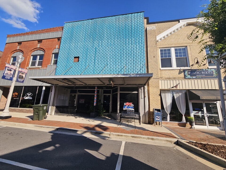 104 E Main St in Cherryville, NC - Building Photo