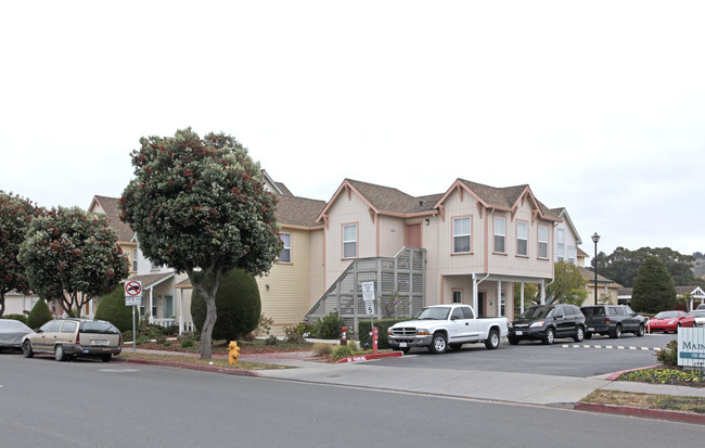 Main Street Park in Half Moon Bay, CA - Foto de edificio - Building Photo