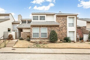 13109 Burninglog Ln in Dallas, TX - Building Photo