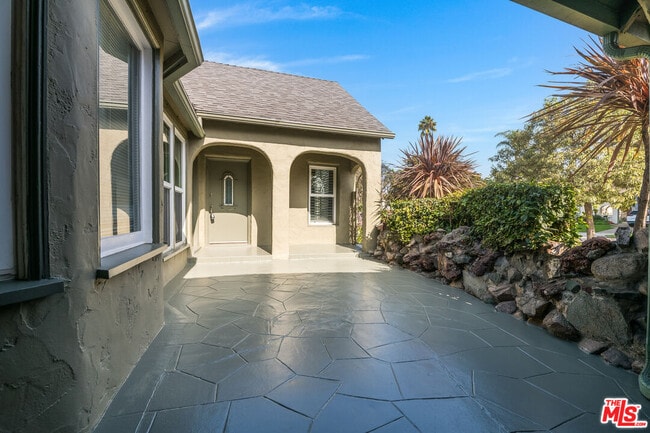 1211 S Genesee Ave in Los Angeles, CA - Building Photo - Building Photo