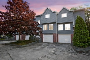 10 Baker St in Wasaga Beach, ON - Building Photo