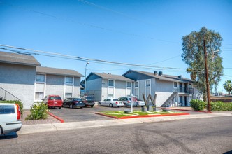 Wilshire Place Apartments in Phoenix, AZ - Building Photo - Building Photo