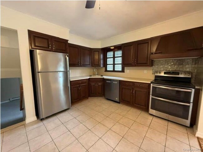 748 Leslie Ln in East Meadow, NY - Building Photo - Building Photo