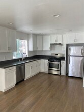 11514 Emelita St in Los Angeles, CA - Building Photo - Building Photo