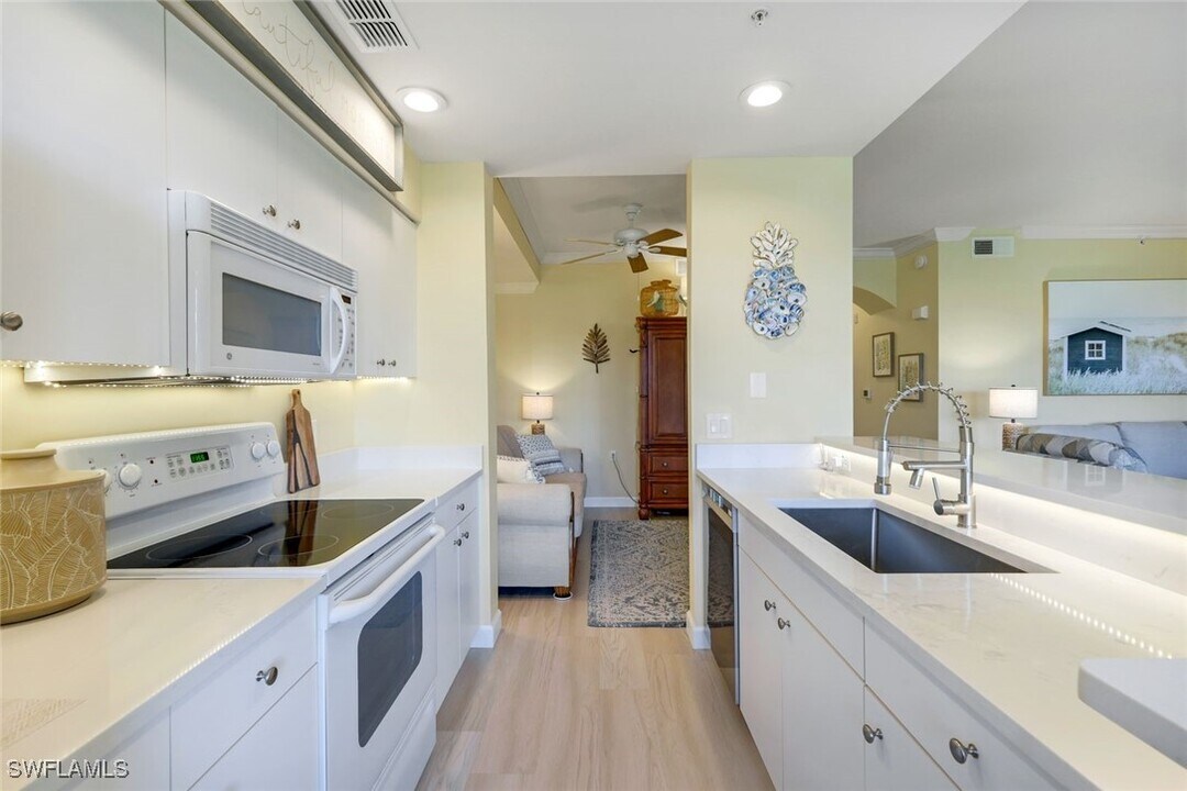 2690 Cypress Trace Cir in Naples, FL - Building Photo