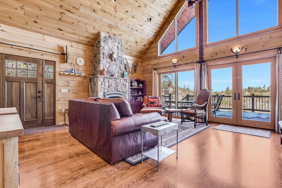 219 Hartland Rd in Lyle, WA - Building Photo