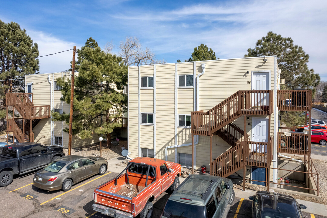 9240 W 49th Ave in Wheat Ridge, CO - Building Photo