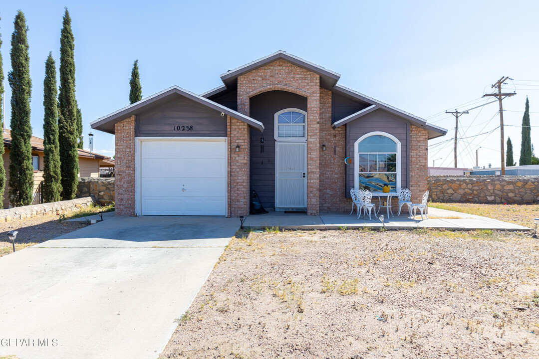 10238 Valle Del Sol Dr in El Paso, TX - Foto de edificio