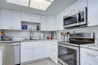 10216 Regal Dr in Largo, FL - Building Photo - Building Photo