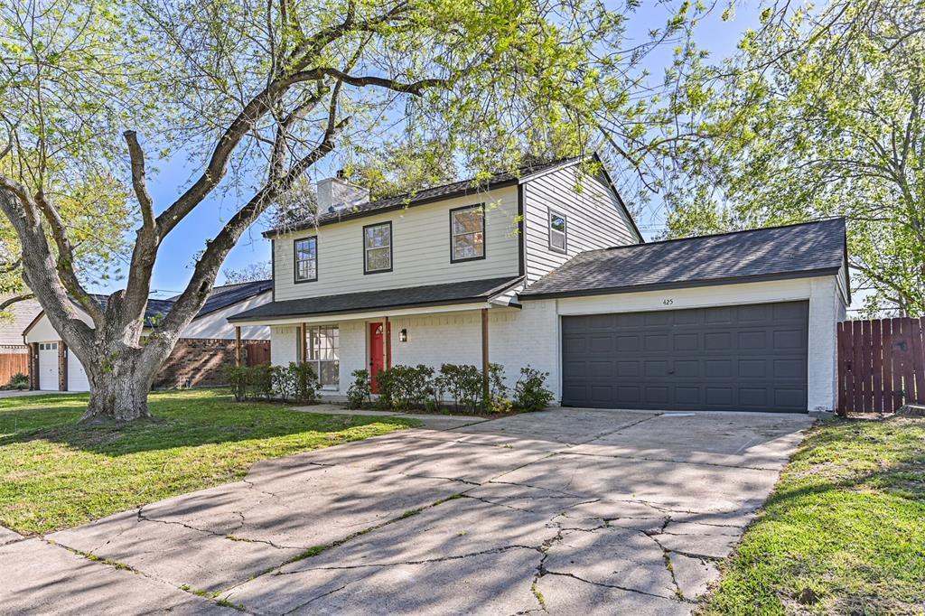 425 E Castle Harbour Dr in Friendswood, TX - Building Photo
