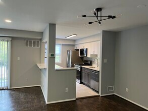 317 Homeland Southway, Unit 2A in Baltimore, MD - Foto de edificio - Building Photo