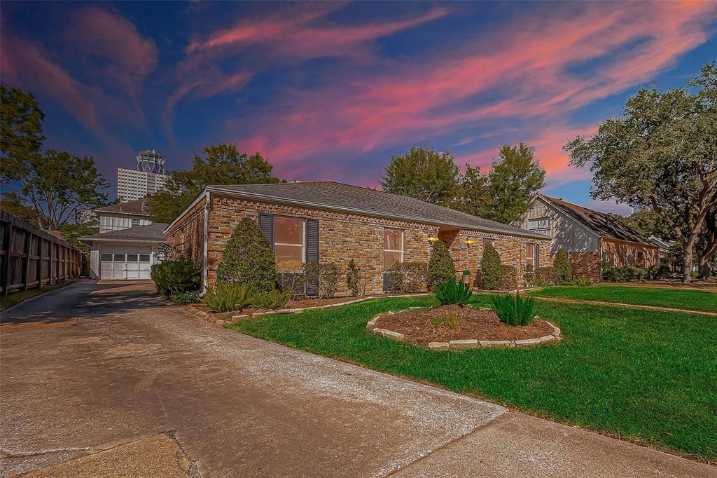 12318 Queensbury Ln in Houston, TX - Building Photo