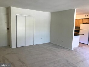 7821 Enola St-Unit -106 in McLean, VA - Foto de edificio - Building Photo