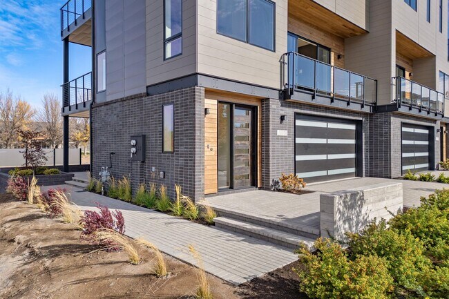 211 SW Log Ct in Bend, OR - Building Photo - Building Photo