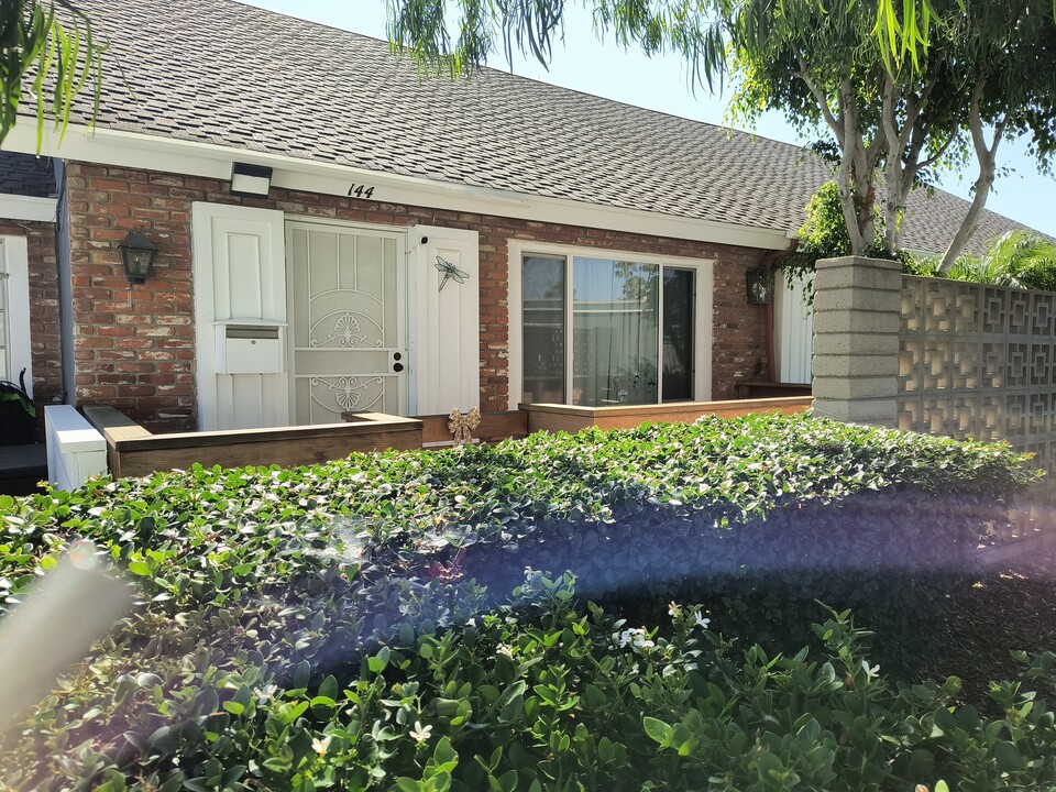 144 Yorktown Ln in Costa Mesa, CA - Building Photo