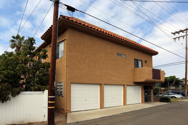 Freeman Palms Apartments in Oceanside, CA - Building Photo - Building Photo