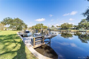 11517 W Sandpiper Ct in Crystal River, FL - Building Photo