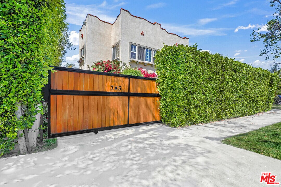 741 N Las Palmas Ave in Los Angeles, CA - Building Photo