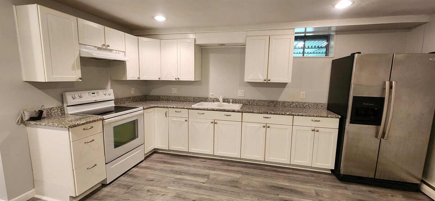 62 Hovey Rd in Londonderry, NH - Building Photo