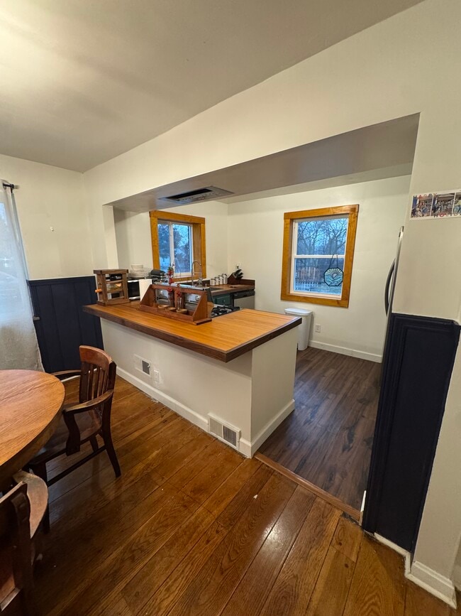 3903 Kirkup Ave, Unit Downstairs