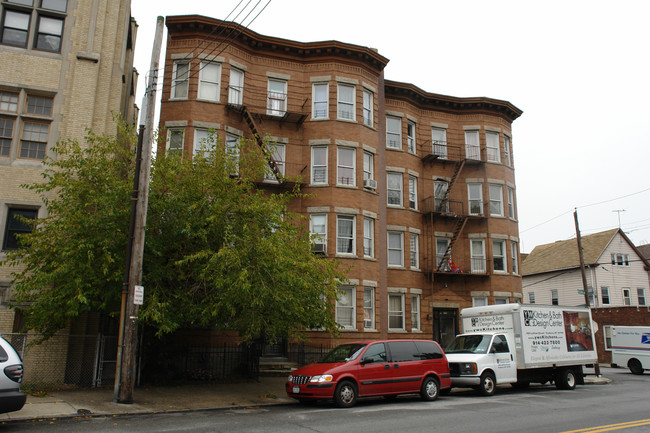 117 Mclean Ave in Yonkers, NY - Foto de edificio - Building Photo