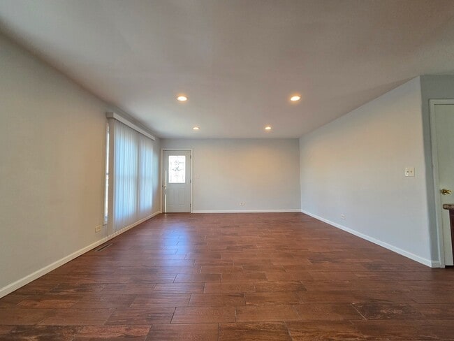 331 Lawn Terrace in Round Lake, IL - Building Photo - Building Photo