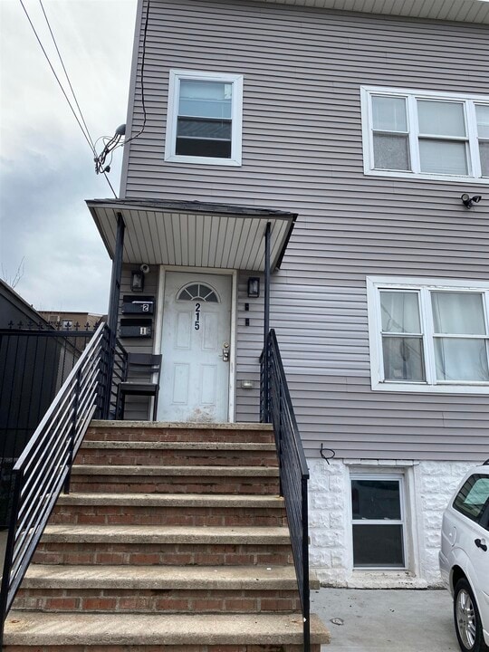 215 Lincoln St in Jersey City, NJ - Building Photo