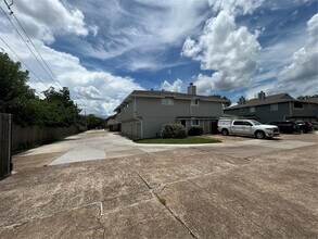 8038 Sands Point Dr in Houston, TX - Building Photo - Building Photo