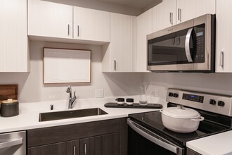 Track 281 Apartments in Sacramento, CA - Foto de edificio - Building Photo