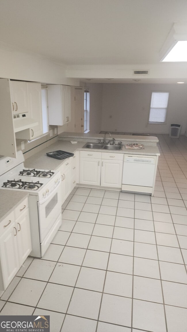 1383 Lilburn Stone Mountain Rd in Stone Mountain, GA - Building Photo - Building Photo